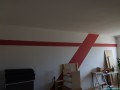 Ein Rundblick ums Wohnzimmer mit der roten Tapete. 4